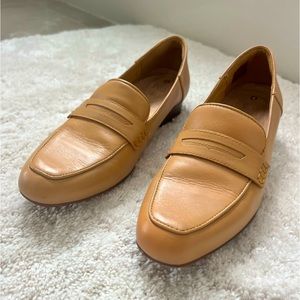 Unstructured by Clarks Leather Light Tan Loafers Size: 8.5